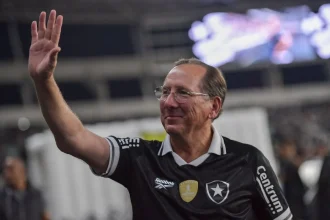 Textor envia proposta “SAF/Social 2.0” ao Botafogo e pede permanência no clube