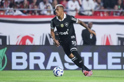Manchester United entra na disputa por Danilo e complica plano do Palmeiras