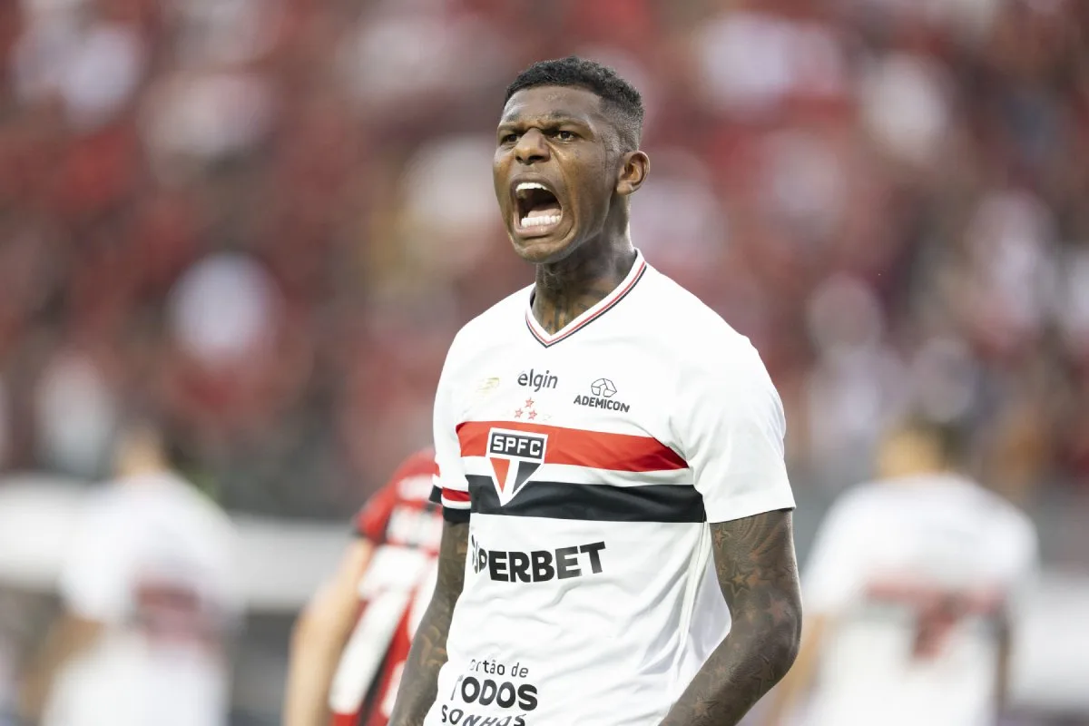 Arboleda reaparece no São Paulo após quase um mês, é multado e ficará fora do elenco principal