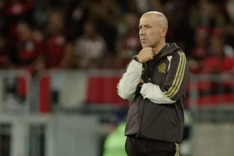 Leonardo Jardim diz que Flamengo vive cobrança imediata e aponta contraste com o Palmeiras