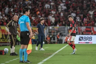 STJD suspende Carrascal por três jogos e absolve Paulinho; Leonardo Jardim é inocentado