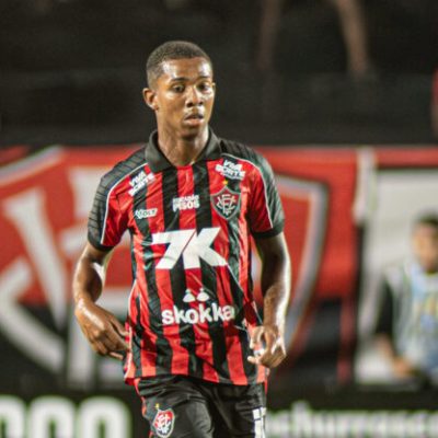 Nathan Mendes tem entorse no joelho e é desfalque do Vitória contra o Santos