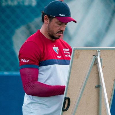 STJD pune Thiago Carpini e Pierre por expulsões em jogo do Fortaleza contra o Avaí; treinador já cumpriu suspensão