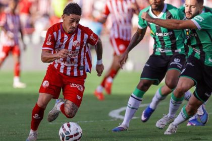 Náutico vence o América-MG por 4 a 0 nos Aflitos e sobe ao G-6 da Série B