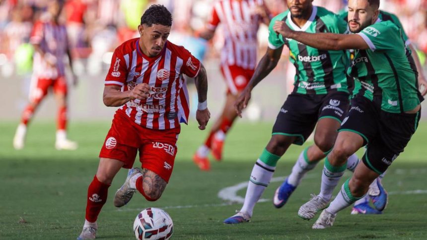 Náutico vence o América-MG por 4 a 0 nos Aflitos e sobe ao G-6 da Série B