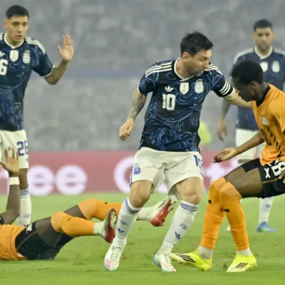 Argentina anuncia pré-lista de 55 jogadores para a Copa com Messi e dois do Palmeiras