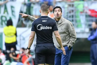 Abel Ferreira recebe 100º cartão no Palmeiras em vitória sobre a Chapecoense