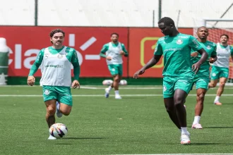 Palmeiras promove zagueiro Koné ao grupo de apoio do time profissional