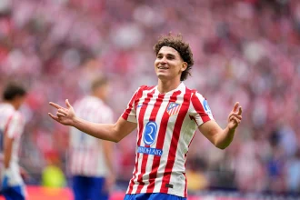Barcelona injeta mais de R$ 1,5 bilhão em negociações no início da janela de transferências