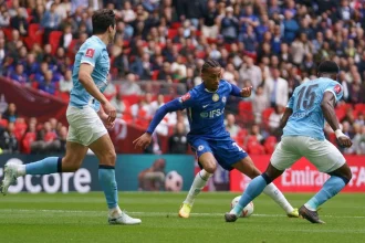João Pedro sai mancando na final da FA Cup e preocupa Seleção; futuro no Chelsea volta a ser pauta