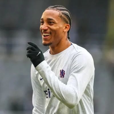 João Pedro treina em Londres na esperança de vaga na Copa enquanto Barcelona recua