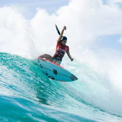Medina, Filipe Toledo e mais avançam às oitavas em Raglan; Luana Silva é eliminada na estreia