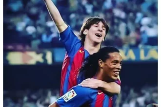 Messi, Ronaldinho Gaúcho e Luís Enrique comemoram título do Campeonato Espanhol pelo Barcelona