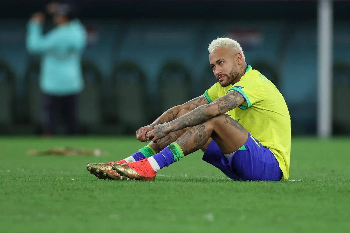Médico da CBF confirma lesão de Neymar; atacante deve perder estreia na Copa do Mundo