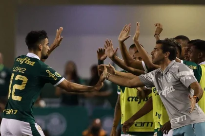 Conmebol abre processo disciplinar contra Abel Ferreira por gesto a Flaco López