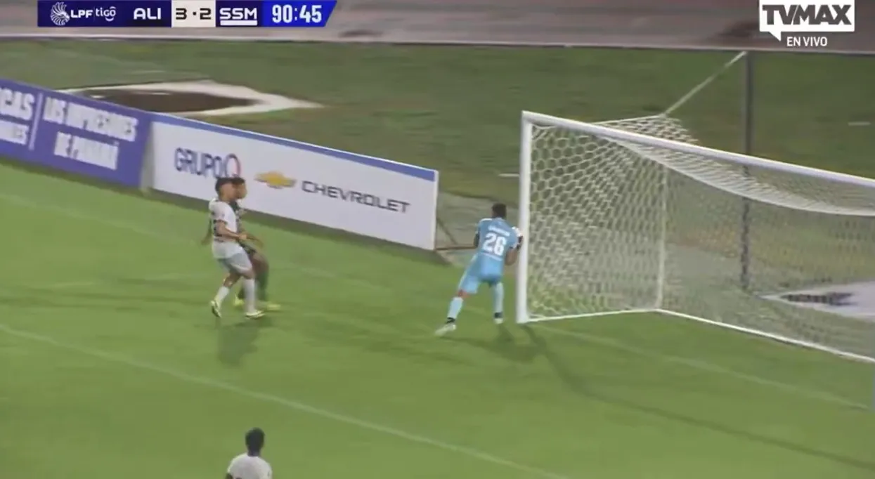 Goleiro marca gol contra no fim e companheiro o acusa de “manipulador de partidas”