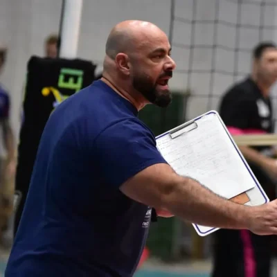 Willian Santa Maria segue no comando do Arujá Vôlei e clube mantém base do elenco para 2026/27