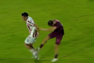 Ex-Grêmio Lucas Besozzi é expulso por chutar adversário nas costas na eliminação do Lanús