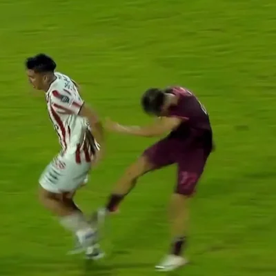 Ex-Grêmio Lucas Besozzi é expulso por chutar adversário nas costas na eliminação do Lanús