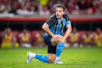 Cruzeiro e Fluminense consultam Arthur; permanência no Grêmio esbarra em questões financeiras