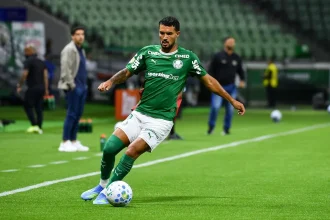 Jefté, lateral-esquerdo do Palmeiras, é operado no joelho e tem retorno previsto só para o fim da temporada