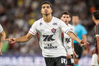 Vitória confirma compra de Renê por três temporadas; atacante promete não “sentar no contrato”