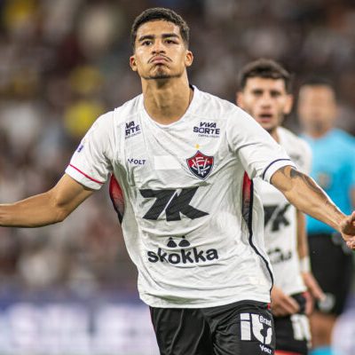 Vitória confirma compra de Renê por três temporadas; atacante promete não “sentar no contrato”