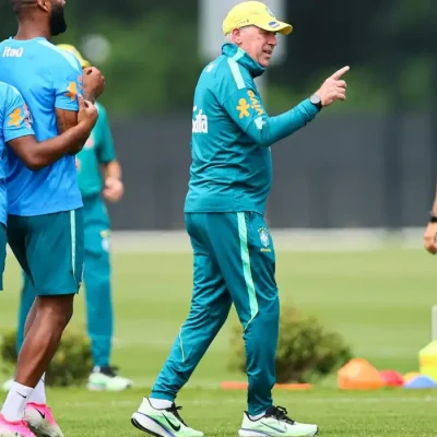 Prestes a estrear na Copa, Ancelotti não dá pistas sobre escalação