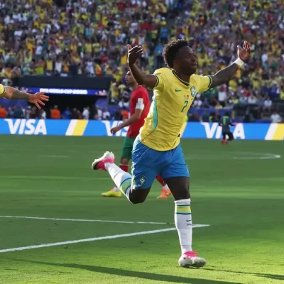 Raphinha, Vini Jr. e Douglas Santos se destacam nos números da estreia