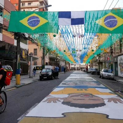 Ruas decoradas para Copa do Mundo reforçam vínculo comunitário no Rio
