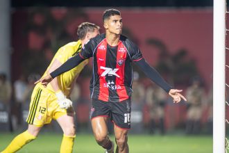 Vitória confirma compra em definitivo do atacante Renê