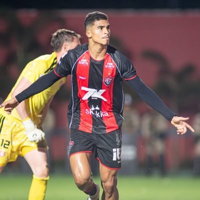Vitória confirma compra em definitivo do atacante Renê
