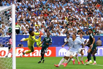 Al-Owais para tudo e Arábia Saudita segura empate com Uruguai na Copa