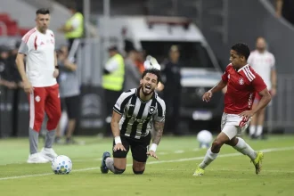 FIFA aplica quinto transfer ban ao Botafogo e clube fica impedido de registrar reforços