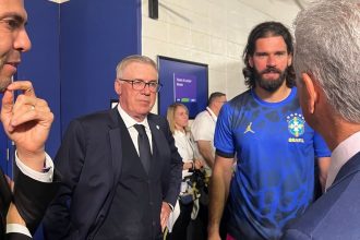 Ancelotti posa com Kaká e Bebeto nos bastidores após goleada do Brasil