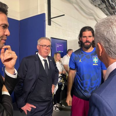 ancelotti posa com kak e bebeto nos bastidores ap s goleada 20260621