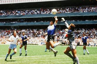 Antes da ‘Mano de Dios’, Maradona já enganou árbitro com gol de mão