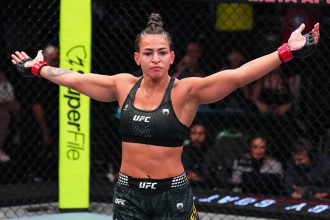 Bia Mesquita finaliza rival e chega a oito vitórias invicta no UFC