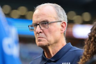 Bielsa detona cooling breaks na Copa: ‘Altera a essência do futebol’
