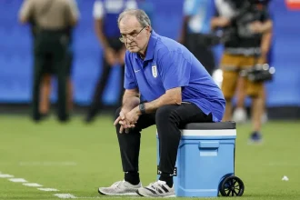 Bielsa detona pausa para hidratação na Copa: ‘retira muito do futebol’