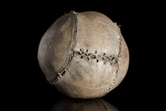 Bola do século 16 atrai olhares antes de Brasil x Escócia em Miami