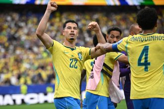 Brasil vence Japão nos acréscimos e avança às oitavas da Copa do Mundo