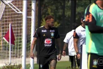 Brasileiros fogem de ‘maldição’ em estátua de Rocky antes de jogo