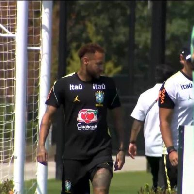 brasileiros fogem de maldi o em est tua de rocky antes de jo 20260618