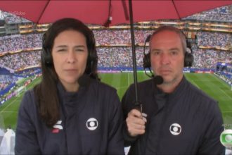 Cena inusitada de Caio Ribeiro com guarda-chuva durante Inglaterra x Gana viraliza