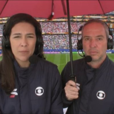 cena inusitada de caio ribeiro com guarda chuva durante ingl 20260623