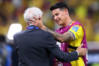 Colômbia avança na Copa do Mundo e ex-técnico recebe homenagens de jogadores