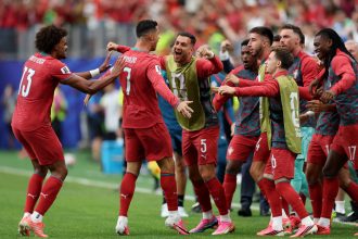 Cristiano Ronaldo marca e celebra com Diogo Dalot na vitória de Portugal na Copa