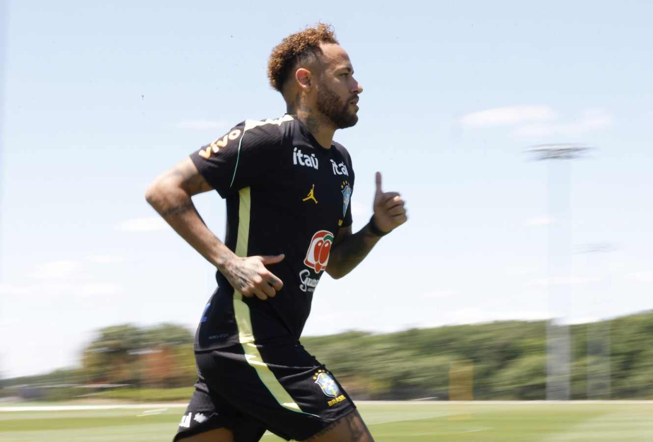 de bota e deitado neymar torce pelo brasil na copa do mundo 20260619