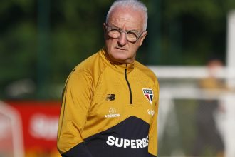 Dorival Júnior comanda treino tático no CT do São Paulo na intertemporada